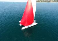 rosso spinnaker-gennaker bianco yacht naviga a vela al blu mare